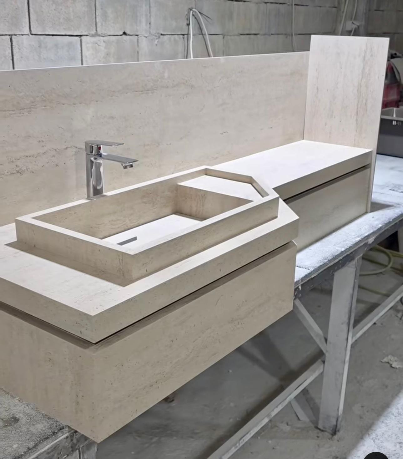 Lavabo tallado e integrado en piedra natural, en taller